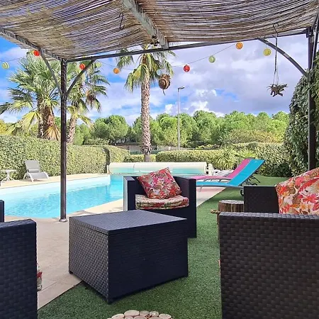 Villa Climatisee Calme Et Lumineuse Avec Un Jardin Verdoyant Piscine Un Terrain De Tennis *