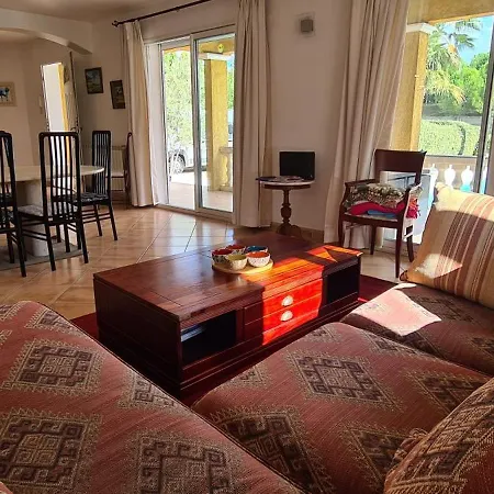 Climatisee Calme Et Lumineuse Avec Un Jardin Verdoyant Piscine Un Terrain De Tennis Villa