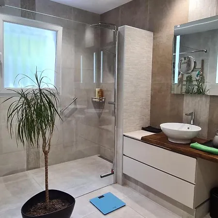 Villa Climatisée Calme Et Lumineuse Avec Un Jardin Verdoyant Piscine Un Terrain De Tennis *
