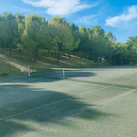 Climatisee Calme Et Lumineuse Avec Un Jardin Verdoyant Piscine Un Terrain De Tennis *