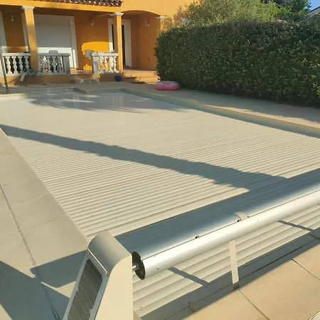 Climatisée Calme Et Lumineuse Avec Un Jardin Verdoyant Piscine Un Terrain De Tennis Villa